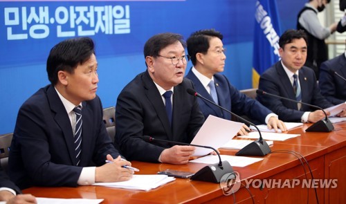 발언하는 김태년 원내대표(서울=연합뉴스) 김인철 기자 = 더불어민주당 김태년 원내대표가 14일 오전 국회에서 열린 정책조정회의에서 발언하고 있다. yatoya@yna.co.kr