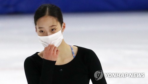 마스크 쓰고 훈련하는 유영(서울=연합뉴스) 한상균 기자 = 피겨스케이팅 유영 선수가 14일 목동아이스링크에서 훈련하고 있다. 2020.5.14 xyz@yna.co.kr