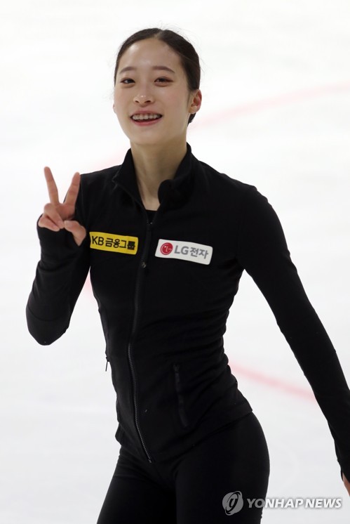 브이 유영(서울=연합뉴스) 한상균 기자 = 피겨스케이팅 유영 선수가 14일 목동아이스링크에서 훈련 후 손가락 브이를 하고 있다. 2020.5.14 xyz@yna.co.kr