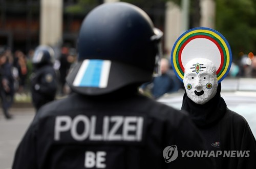 지난 1일 노동절에 베를린에서 특이 모양의 마스크를 한 채 시위 중인 시민 [로이터=연합뉴스]