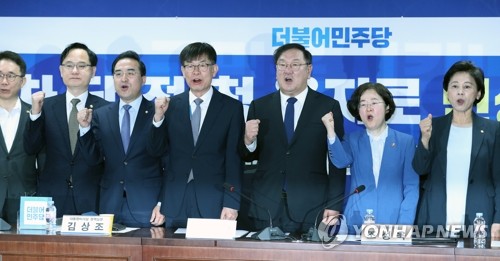 을지로 민생현안회의 참석한 민주당 김태년 원내대표(서울=연합뉴스) 안정원 기자 = 더불어민주당 김태년 원내대표가 15일 오전 서울 여의도 국회 의원회관에서 열린 제7차 당·정·청 을지로 민생현안회의에 참석, 김상조 청와대 정책실장(왼쪽 네번째), 조성욱 공정거래위원장(오른쪽 두번째) 등 참석자들과 기념촬영을 하고 있다. jeong@yna.co.kr