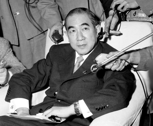 1954년 4월 21일 이누카이 다케루(犬養健) 당시 법상이 사표를 제출한 후 기자회견을 하고 있다. [교도=연합뉴스 자료사진]