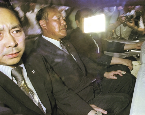 이른바 '록히드 사건'으로 체포돼 1976년 7월 27일 도쿄구치소로 호송되는 다나카 가쿠에이(田中角榮·가운데) 전 총리 [교도=연합뉴스 자료사진]