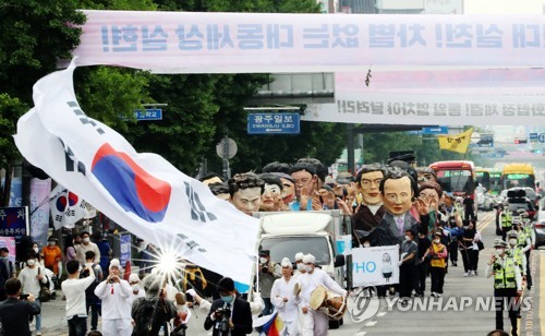 오월시민행진(광주=연합뉴스) 박철홍 기자 = 5·18 40주년 기념일을 이틀 앞둔 16일 오후 광주 동구 금남로 거리에서 오월시민행진이 펼쳐져 시민들이 5·18 희생자의 모습을 인형으로 제작해 행진하고 있다. 2020.5.16