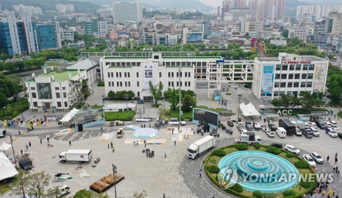 5·18 40주년 기념식 열리는 옛 전남도청(광주=연합뉴스) 박철홍 기자 = 5·18 40주년 기념일을 이틀 앞둔 16일 오후 광주 동구 옛 전남도청 앞 5·18 민주광장에서 기념식 준비가 한창이다. 2020.5.16