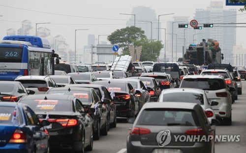 '전두환 사죄 촉구'(서울=연합뉴스) 한종찬 기자 = 16일 오후 서울 여의도 금융감독원 앞에서 열린 '모이자 연희동으로! 전두환은 사죄하라!' 5·18 드라이브스루' 집회에서 참가자들이 차량을 타고 전두환 전 대통령 자택으로 향하고 있다. 2020.5.16 saba@yna.co.kr