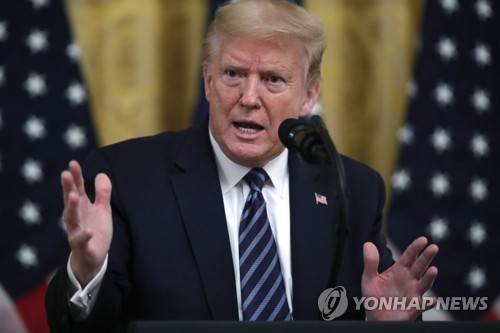 트럼프 "코로나19 '중국 우한 연구실 유래' 증거 봤다"(워싱턴 AP=연합뉴스) 도널드 트럼프 미국 대통령이 지난달 30일(현지시간) 백악관에서 열린 한 행사에 참석해 취재진의 질문에 답하고 있다. 트럼프 대통령은 이날 신종 코로나바이러스 감염증(코로나19)가 중국의 우한 바이러스연구실에서 발원했다는 증거를 봤다고 말했다. leekm@yna.co.kr