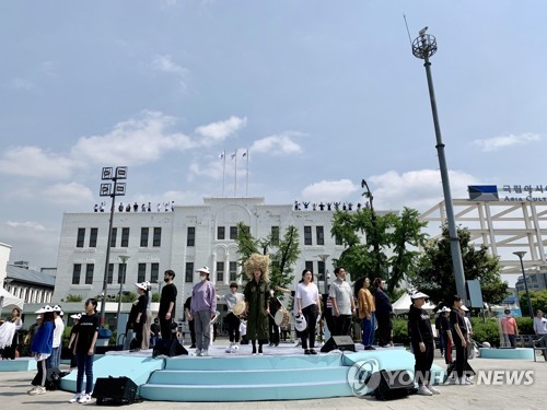 항쟁지에서 열리는 40주년 5·18 기념식 리허설(광주=연합뉴스) 장아름 기자 = 5·18 민주화운동 40주년을 하루 앞둔 17일 오후 광주 동구 금남로 5·18 민주광장에서 제40주년 기념식 리허설이 열리고 있다. 올해는 코로나19로 인해 전야제를 비롯한 대부분의 행사가 취소되면서 금남로 일대가 한산한 모습을 보였다. 2020.5.17 areum@yna.co.kr