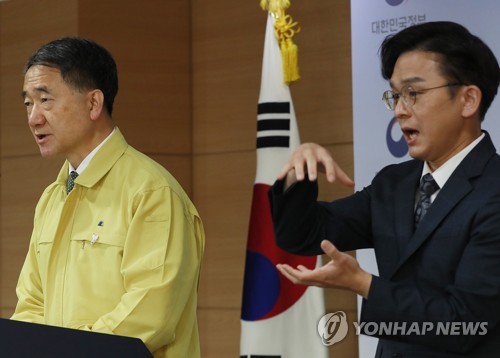 코로나19 대응 중대본 회의 결과 브리핑하는 박능후(서울=연합뉴스) 이지은 기자 = 박능후 중앙재난안전대책본부 1차장 (보건복지부 장관)이 17일 오후 정부서울청사에서 신종 코로나바이러스 감염증(코로나19) 대응 중대본 회의 결과를 브리핑하고 있다. 2020.5.17 jieunlee@yna.co.kr