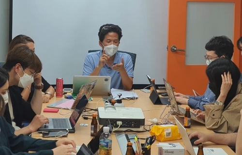 'n번방 방지법' 시민단체 의견은(서울=연합뉴스) 이효석 기자 = 시민단체 '오픈넷'의 박경신 이사(고려대 법학전문대학원 교수)가 18일 오후 서울 서초구 오픈넷 사무실에서 'n번방 방지법' 기자설명회를 열어 오픈넷 입장을 밝히고 있다.2020.5.18 [재판매 및 DB 금지] hyo@yna.co.kr (끝)