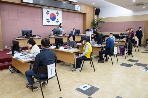 긴급재난지원금 신청하는 증평 주민들 [증평군 제공. 재판매 및 DB 금지]