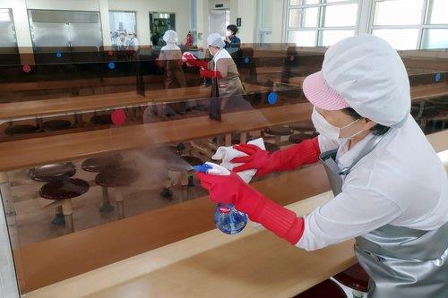 구내식당 아크릴판 소독 작업[연합뉴스 자료사진]