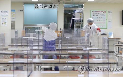 학생들 안전을 위한 만반의 준비   (서울=연합뉴스) 김도훈 기자 = 고등학교 3학년 학생들의 등교 수업 시작을 이틀 앞둔 18일 서울 용산고등학교 급식실에서 조리 종사원들이 소독하고 있다. 2020.5.18