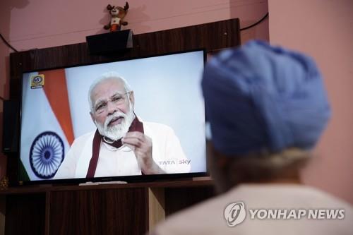 경기 부양책을 발표하는 지난 12일 나렌드라 모디 총리의 TV 화면 속 모습 (EPA=연합뉴스 자료사진)