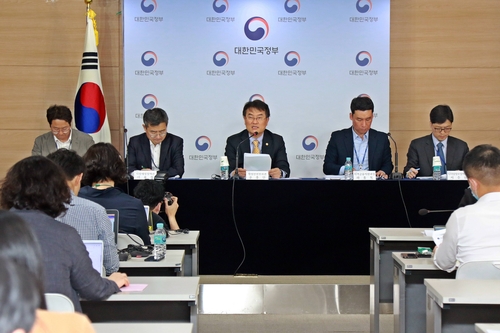 긴급재난지원금 현황 설명 간담회(서울=연합뉴스) 윤종인 행정안전부 차관(가운데)이 18일 오후 서울시 종로구 세종대로 정부서울청사 합동브리핑실에서 열린 '긴급재난지원금 관련 기자간담회'에 참석해 모두발언을 하고있다. [행정안전부 제공. 재판매 및 DB 금지]