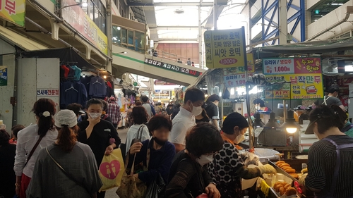 북적이는 서문시장    (대구=연합뉴스) 김선형 기자 = 18일 오후 손님들로 북적이는 대구 중구 서문시장. 2020.5.18 sunhyung@yna.co.kr