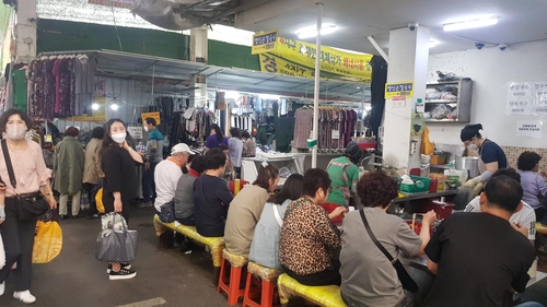 손님으로 가득 찬 서문시장 식당    (대구=연합뉴스) 김선형 기자 = 18일 오후 대구 서문시장 한 음식점이 손님들로 꽉 차 있다. 2020.5.18 sunhyung@yna.co.kr