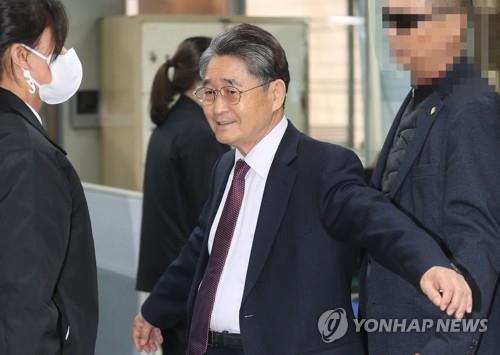 지만원 씨[연합뉴스 자료사진] 5.18 민주화운동에 참여한 광주 시민들을 북한 특수군이라고 주장해 명예훼손 혐의로 재판에 넘겨진 지만원씨가 2월 13일 서초동 서울중앙지법에서 열리는 1심 선고공판에 출석, 법정 입장을 위해 몸 수색을 받고 있다. 2020.2.13