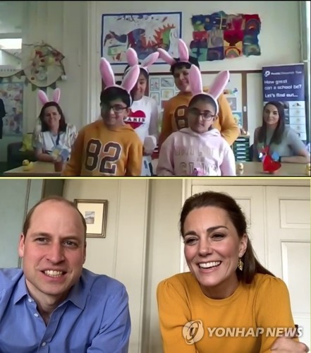 학교에 간 필수인력 자녀들과 영상통화를 하는 영국 윌리엄 왕세손 부부 [AP=연합뉴스]