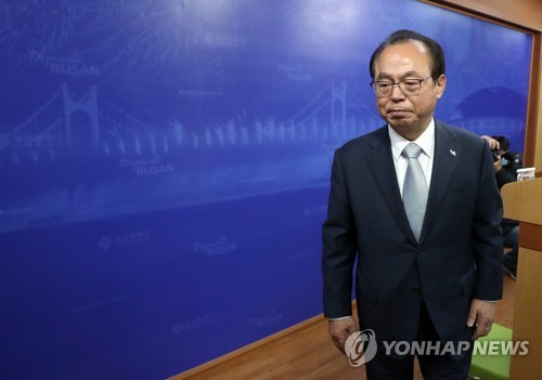 부산시청 나서는 오거돈 부산시장(부산=연합뉴스) 손형주 기자 = 오거돈 부산시장이 23일 오전 부산시청에서 기자회견을 열어 시장직 사퇴 의사를 밝힌 뒤 자리를 뜨고 있다. 2020.4.23 handbrother@yna.co.kr