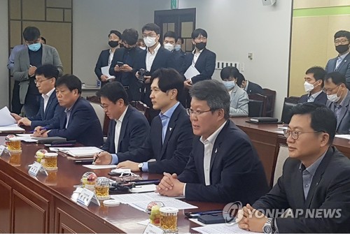 부산시장 권한대행 시정 협력 간담회(부산=연합뉴스) 조정호 기자 = 변성완 부산시장 권한대행, 박성훈 경제부시장, 김선조 기획조정실장 등 주요 실·국장들이 15일 부산시를 방문한 더불어민주당 전재수, 박재호, 최인호 의원 등과 시정 협력방안을 논의하고 있다. 2020.5.15 ccho@yna.co.kr