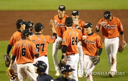 한화 선수단15일 오후 대전 한화생명 이글스파크에서 열린 프로야구 롯데-한화 경기. 롯데에 승리한 한화 선수들이 자축하고 있다.[연합뉴스 자료사진]