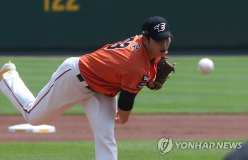 선발 피칭하는 한화 김민우7일 오후 대전 한화생명 이글스파크에서 열린 프로야구 롯데-한화 경기. 1회 초 한화 김민우가 선발 피칭하고 있다.
[연합뉴스 자료사진]