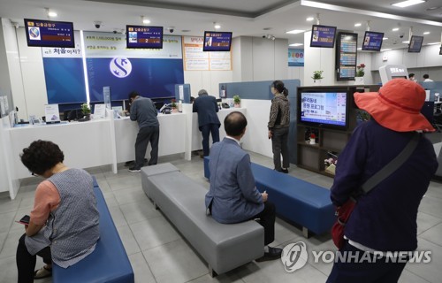 긴급재난지원금, 오프라인 신청 접수 개시(서울=연합뉴스) 임헌정 기자 = 긴급재난지원금 오프라인 신청 접수 첫날인 18일 서울 중구 신한은행 남대문지점에서 시민들이 긴급재난지원금을 신청하고 있다. kane@yna.co.kr