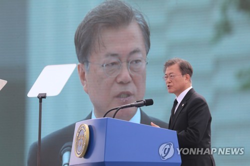 기념사 하는 문 대통령(광주=연합뉴스) 김주성 기자 = 문재인 대통령이 18일 오전 광주광역시 동구 옛 전남도청 앞에서 열린 제40주년 5·18 민주화운동 기념식에 참석해 기념사를 하고 있다. 2020.5.18 utzza@yna.co.kr