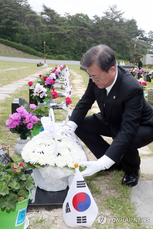 문 대통령, 고 이연 씨 묘에 헌화(광주=연합뉴스) 김주성 기자 = 문재인 대통령이 제40주년 5·18 민주화운동 기념일인 18일 광주 북구 5·18 민주묘지 제2묘역에서 고(故) 이연 씨 묘에 헌화하고 있다. 
    고인은 전남대 1학년에 재학 중이던 1980년 5월 27일 YMCA 회관에서 계엄군과 총격전 중 체포되어 전신 구타를 당했다. utzza@yna.co.kr