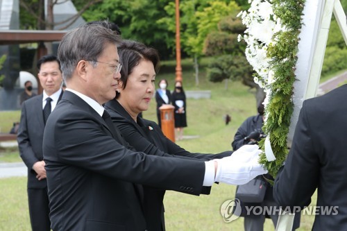 5·18 민주묘지 추모탑에 헌화하는 문 대통령 내외(광주=연합뉴스) 김주성 기자 = 문재인 대통령과 부인 김정숙 여사가 제40주년 5·18 민주화운동 기념일인 18일 광주 북구 5·18 민주묘지 추모탑에 헌화하고 있다.  utzza@yna.co.kr