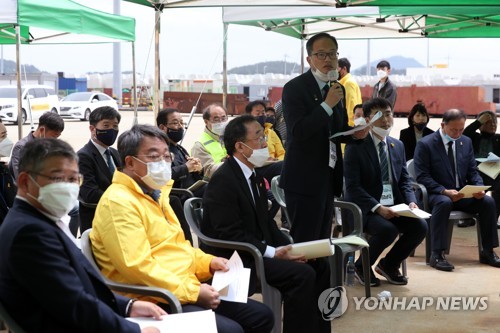 민주당 초선 당선인, 4·16세월호 가족협의회와 간담회(목포=연합뉴스) 조남수 기자 = 더불어민주당 초선 당선인들이 18일 오전 전남 목포시 목포신항에서 4·16세월호 가족협의회 및 4·16연대와 박주민 의원의 사회로 간담회를 갖고 있다. 2020.5.18 iso64@yna.co.kr