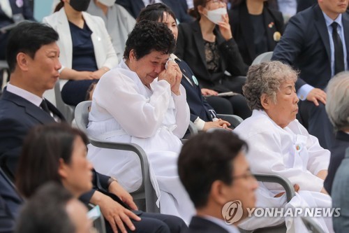 눈물 흘리는 유족(광주=연합뉴스) 박철홍 기자 = 18일 오전 광주광역시 동구 옛 전남도청 앞에서 열린 제40주년 5·18 민주화운동 기념식에서 유족이 눈물을 흘리고 있다. 2020.5.18 pch80@yna.co.kr