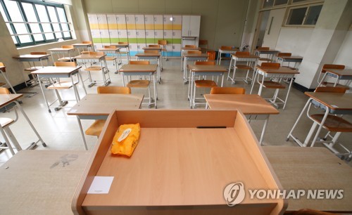 코로나19 때문에 떨어진 학생들 자리(서울=연합뉴스) 김도훈 기자 = 고등학교 3학년 학생들의 등교 수업 시작을 이틀 앞둔 18일 서울 용산고등학교의 한 3학년 교실에 책상과 의자가 서로 떨어져서 배치돼 있다. superdoo82@yna.co.kr