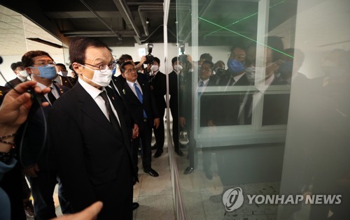 헬기 사격 탄흔 관련 전시 살펴보는 이해찬 대표(광주=연합뉴스) 김인철 기자 = 더불어민주당 이해찬 대표가 18일 오후 광주 동구 금남로 전일빌딩에서 5·18 당시 헬기 사격 추정 탄흔에 관한 전시 자료를 살펴보고 있다. yatoya@yna.co.kr