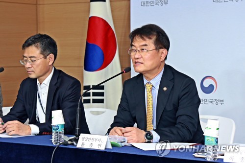 행안부 '긴급재난지원금 관련 기자간담회'(서울=연합뉴스) 윤종인 행정안전부 차관이 18일 오후 서울시 종로구 세종대로 정부서울청사 합동브리핑실에서 열린 '긴급재난지원금 관련 기자간담회'에서 발언을 하고 있다.
    [행정안전부 제공. 재판매 및 DB 금지] photo@yna.co.kr