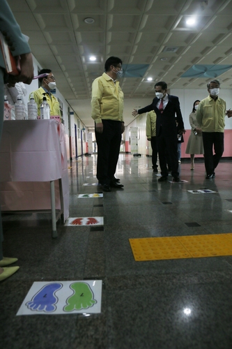 인천 논현고 급식실 앞 바닥에 붙은 대기줄 스티커촬영 최은지.