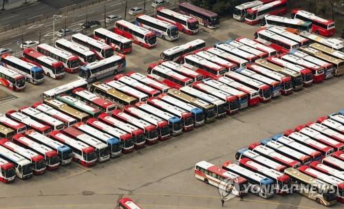 코로나19로 버스로 가득 찬 버스터미널 주차장[연합뉴스 자료사진]