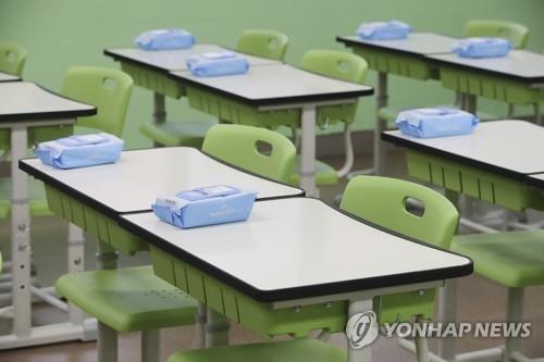 '수업 준비는 됐는데…등교는 언제쯤?''수업 준비는 됐는데…등교는 언제쯤?'
    (서울=연합뉴스) 스승의날인 지난 15일 오전 서울 동작구 보라매초등학교 6학년 1반 책상에 학생들의 등교 개학 준비를 위한 물티슈가 올려져 있다. [연합뉴스 자료사진]