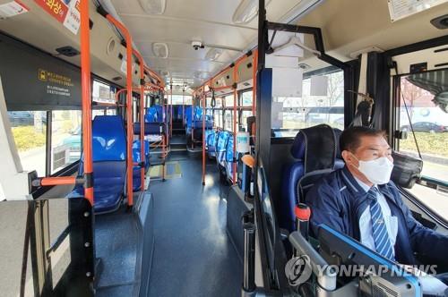 텅 빈 대구 시내버스(대구=연합뉴스) 김상연 기자 = 지난 3월 23일 신종 코로나바이러스 감염증 확산 여파로 대구 300번 시내버스가 승객 없이 운행하는 모습. 2020.3.23 goodluck@yna.co.kr