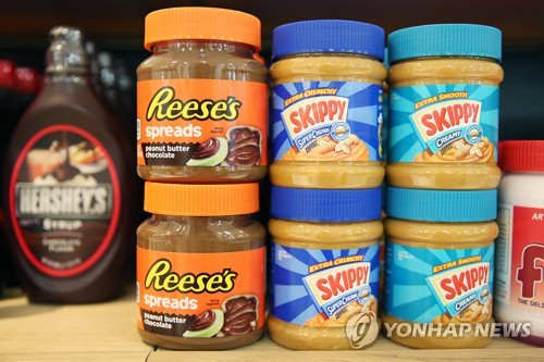 런던 슈퍼마켓에 진열된 미국산 땅콩버터 제품들 [EPA=연합뉴스]