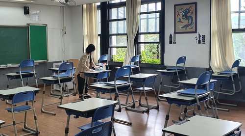 교실 소독하는 고등학교 교사, '학생들 기다리며'(서울=연합뉴스) 정성조 기자 = 18일 오후 서울 종로구 중앙고등학교에서 한 담임교사가 교실을 소독하고 있다. 2020.5.18 xing@yna.co.kr