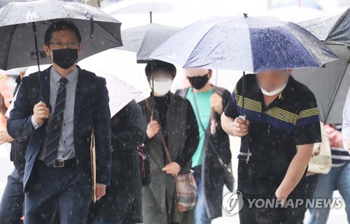 재심 첫 공판 출석하는 이춘재 8차 사건 윤모씨(수원=연합뉴스) 홍기원 기자 = 19일 오전 경기도 수원시 영통구 수원지방법원에서 열린 이춘재 연쇄살인 8차 사건 재심 첫 공판에 재심 청구인 윤모 씨가 출석하고 있다. 2020.5.19 xanadu@yna.co.kr