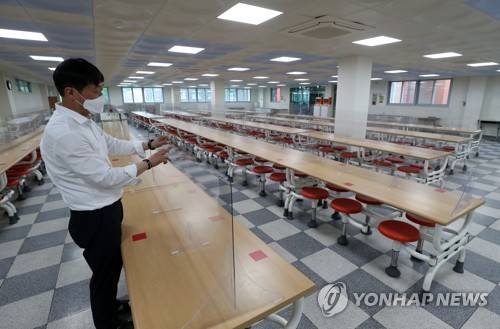 고3 등교 앞두고 분주한 학교(부산=연합뉴스) 손형주 기자 = 고등학교 3학년 등교 개학을 하루 앞둔 19일 오전 부산 동래구 충렬고등학교에서 교감 선생님이 급식실 칸막이를 점검하고 있다. 2020.5.19 handbrother@yna.co.kr