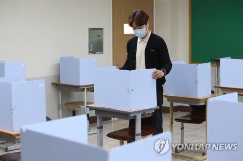 학생 기다리는 교실(대구=연합뉴스) 김현태 기자 = 고등학교 3학년 학생들의 등교를 하루 앞둔 19일 대구시 수성구 정화여자고등학교 3학년 교실에서 담임 선생님 등이 신종 코로나바이러스 감염증(코로나19) 확산방지를 위해 교실에서 급식할 때만 책상마다 설치될 가림막을 살펴보고 있다. 2020.5.19 mtkht@yna.co.kr