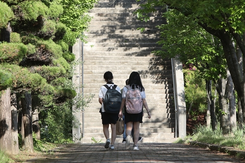 여름교복 입고 첫 등교(광주=연합뉴스) 정회성 기자 = 20일 오전 올해 첫 교실 수업을 하는 광주 남구 한 여자고등학교에서 고3 학생들이 반소매 여름 교복을 입고 등교하고 있다.