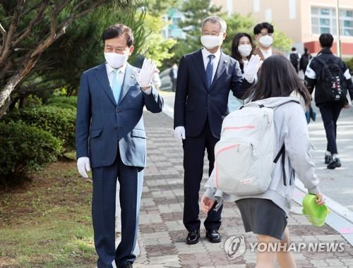 등교 학생 환영하는 김병우 충북교육감[연합뉴스 자료사진]