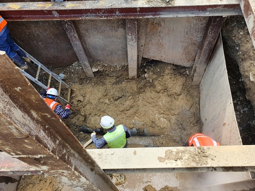 온수관 교체 작업[차근호 기자]