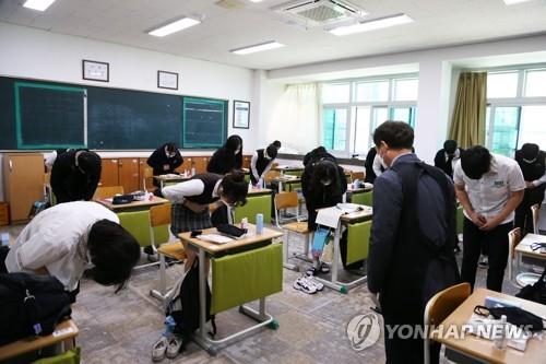 "안녕하세요 선생님" (포항=연합뉴스) 손대성 기자 = 20일 오전 경북 포항 영일고 교실에서 신종 코로나바이러스 감염증(코로나19)으로 집에서 수업을 받던 고교 3학년 학생들이 처음으로 등교해 담임교사에게 인사하고 있다. 2020.5.20
sds123@yna.co.kr