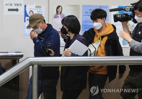 '웰컴투비디오' 범죄인 인도심사 마치고 나오는 손정우 아버지(서울=연합뉴스) 한종찬 기자 = 세계 최대 아동 성착취물 사이트 '웰컴 투 비디오' 운영자 손정우 씨의 아버지가 19일 오전 서울 서초구 서울고등법원에서 열린 범죄인 인도심사 청구사건 심문기일을 마치고 밖으로 나서고 있다. 2020.5.19 saba@yna.co.kr